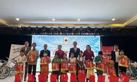 Chương trình "Cùng em đến trường" tặng 10 xe đạp và quà cho 80 học sinh Bình Phước